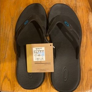 Men’s Oakley size 11.